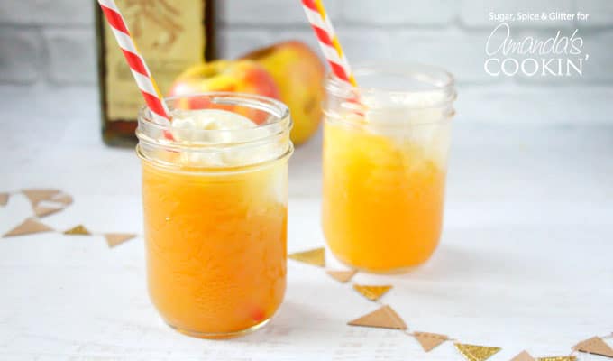 Este coquetel de torta de maçã tem um sabor de maçã assada como torta de maçã coberta com uma bola de sorvete de baunilha. Use sidra de maçã real nesta bebida!