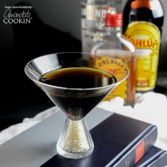 Sirva este coquetel de café, chamado The Raven por sua sinistra cor escura, na sua festa de Halloween. Kahlua e licor de café adicionam sabor a esta bebida de java para adultos.