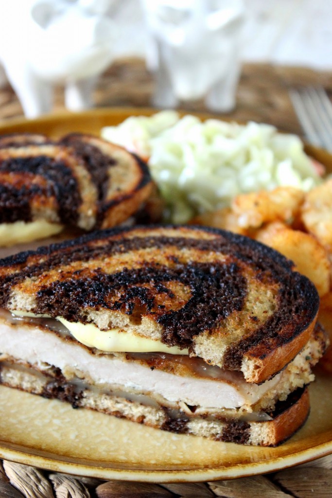 Sanduíche de derretimento de costeleta de porco da Oktoberfest / www.kudoskitchenbyrenee.com
