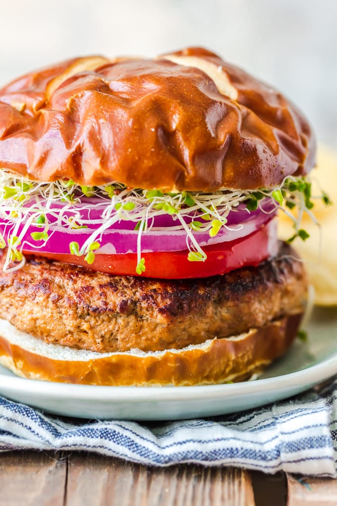Hamburguesas de pavo cubiertas con cebolla, tomate y verduras
