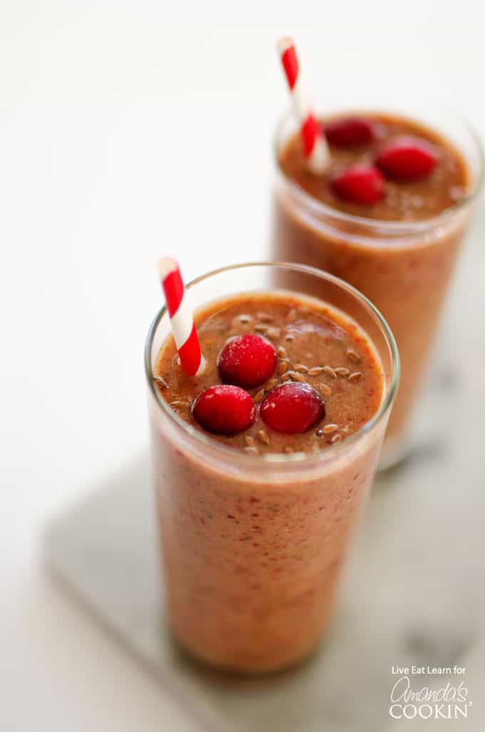 Se você gosta de smoothies, convém adicionar esse smoothie de mirtilo à sua lista. Retire o liquidificador e faça alguns deles para os hóspedes durante as férias!