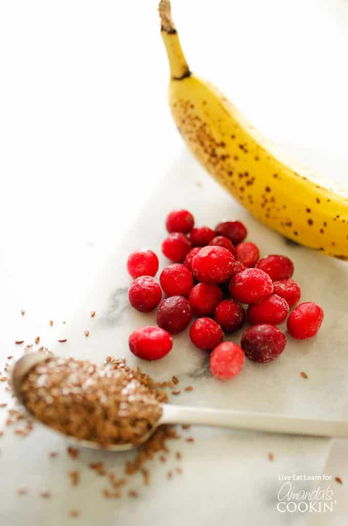 Se você gosta de smoothies, convém adicionar esse smoothie de mirtilo à sua lista. Retire o liquidificador e faça alguns deles para os hóspedes durante as férias!
