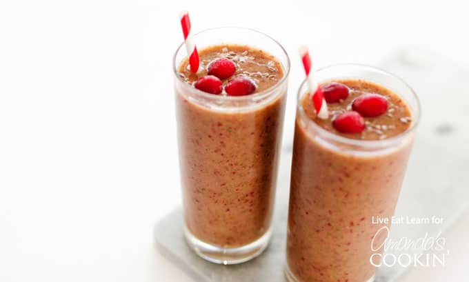 Se você gosta de smoothies, adicione esse smoothie de mirtilo à sua lista. Retire o liquidificador e faça alguns deles para os hóspedes durante as férias!