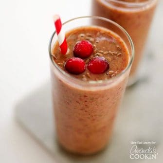 Se você gosta de smoothies, adicione esse smoothie de mirtilo à sua lista. Retire o liquidificador e faça alguns deles para os hóspedes durante as férias!