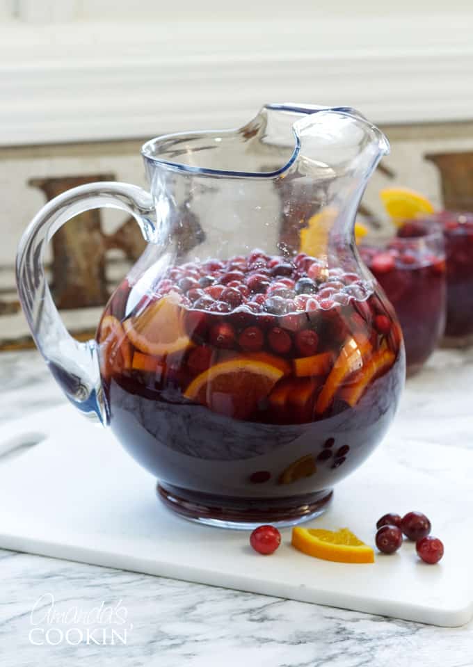 ¿Busca una excelente bebida para adultos en vacaciones? ¡Sirve esta sangría de arándano a tus invitados y pedirán la receta y por segundos! #amandascookin #cocktails #sangria #cranberry #orangejuice #christmasrecipes #christmascocktails #thanksgivingcocktails #thanksgivingdrinks sangría de arándano