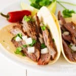 Mime-se mexicano em casa com este autêntico rosbife! O bife mexicano grelhado macio e delicioso é perfeito para tacos, tigelas de burritos e muito mais!