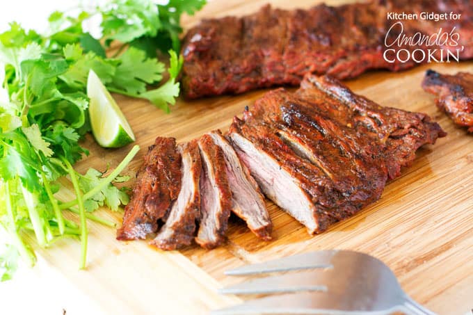 Mime-se mexicano em casa com este autêntico rosbife! O bife mexicano grelhado macio e delicioso é perfeito para tacos, tigelas de burritos e muito mais!