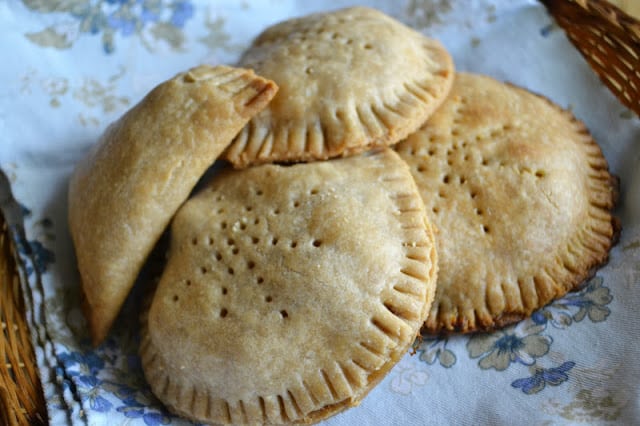 Uma pilha de mini bolos de nectarina