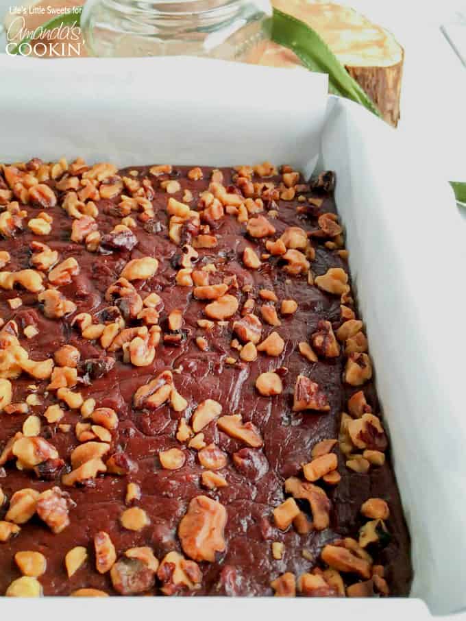 Faça este doce sonho de chocolate porca do zero. Dê a ela como um presente comestível, asse por si mesmo ou sirva este delicioso chocolate para os convidados!