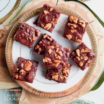 Faça este chocolate doce com nozes de chocolate a partir do zero. Dê a ela como um presente comestível, asse por si mesmo ou sirva este delicioso chocolate para os convidados!