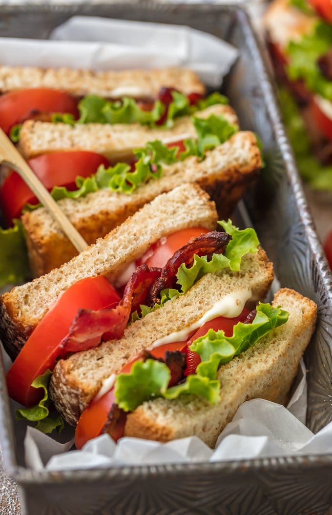 Os sanduíches de sanduíche BLT são uma deliciosa e clássica receita de almoço ou jantar para qualquer ocasião, especialmente as celebrações de verão!  Esta versão menor de uma receita BLT clássica, em camadas com bacon crocante, alface fresca e tomate suculento, é absolutamente deliciosa e infalível.  Corte o pão em quartos para um aperitivo ou ao meio para um prato principal perfeito para compartilhar.