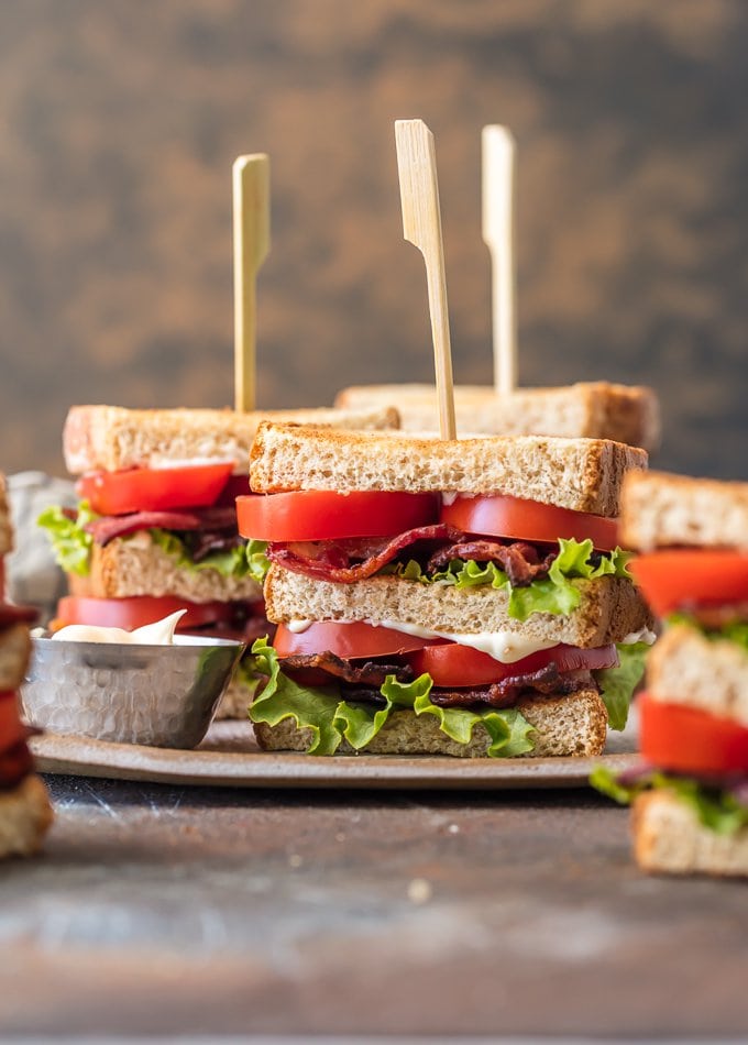 Os sanduíches de sanduíche BLT são uma deliciosa e clássica receita de almoço ou jantar para qualquer ocasião, especialmente as celebrações de verão!  Esta versão menor de uma receita BLT clássica, em camadas com bacon crocante, alface fresca e tomate suculento, é absolutamente deliciosa e infalível.  Corte o pão em quartos para um aperitivo ou ao meio para um prato principal perfeito para compartilhar.