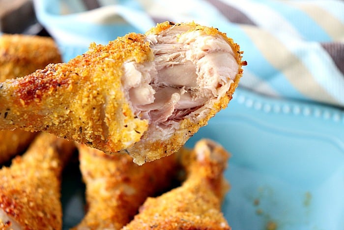 Coxa de frango da fritadeira com uma mordida retirada.