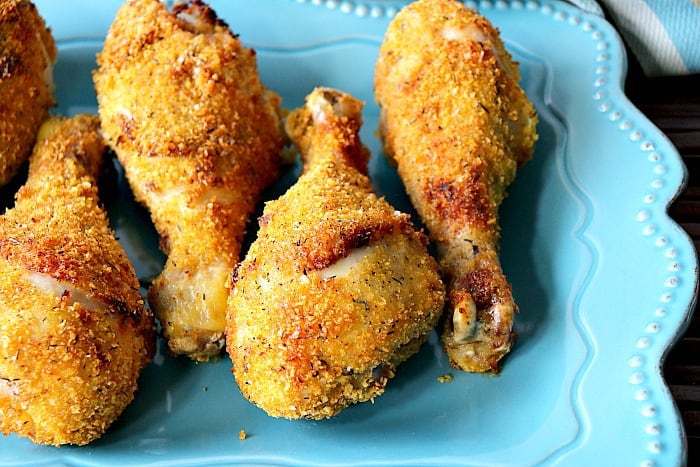 Close up de coxinhas de frango da fritadeira em um prato recortado azul.