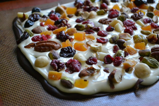 Bolo de frutas Casca de chocolate antes de cortar