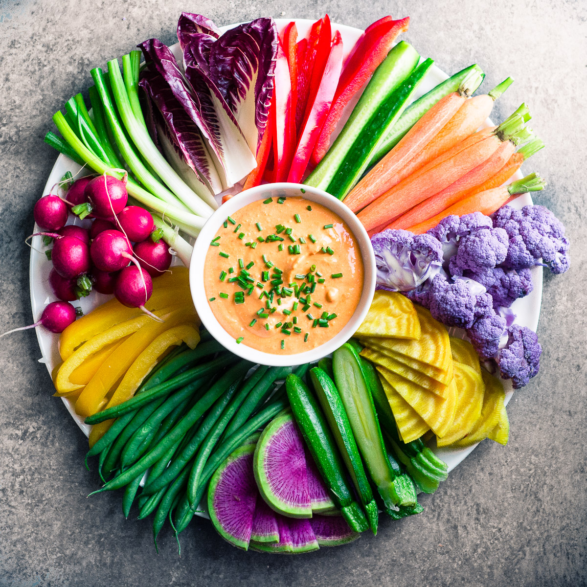 Rainbow Crudité com molho de queijo feta