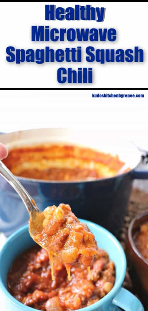 Pimentão saudável Spaghetti Squash Chili no microondas com uma colher e o texto do título