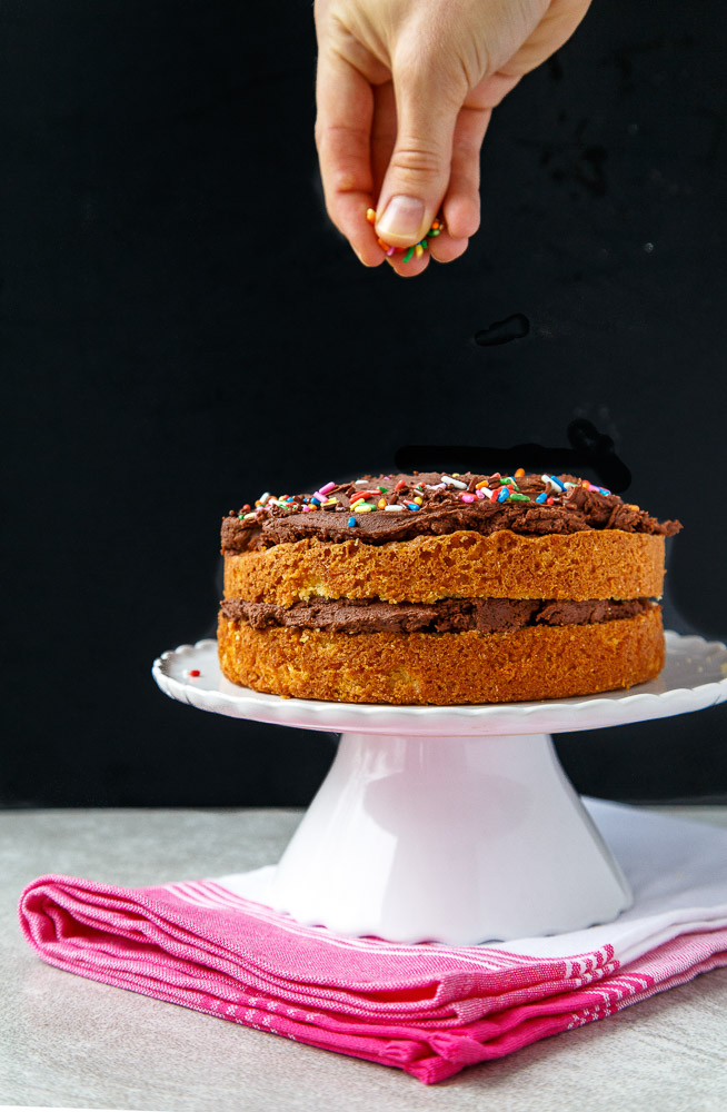  Bolo amarelo com cobertura de chocolate para dois 