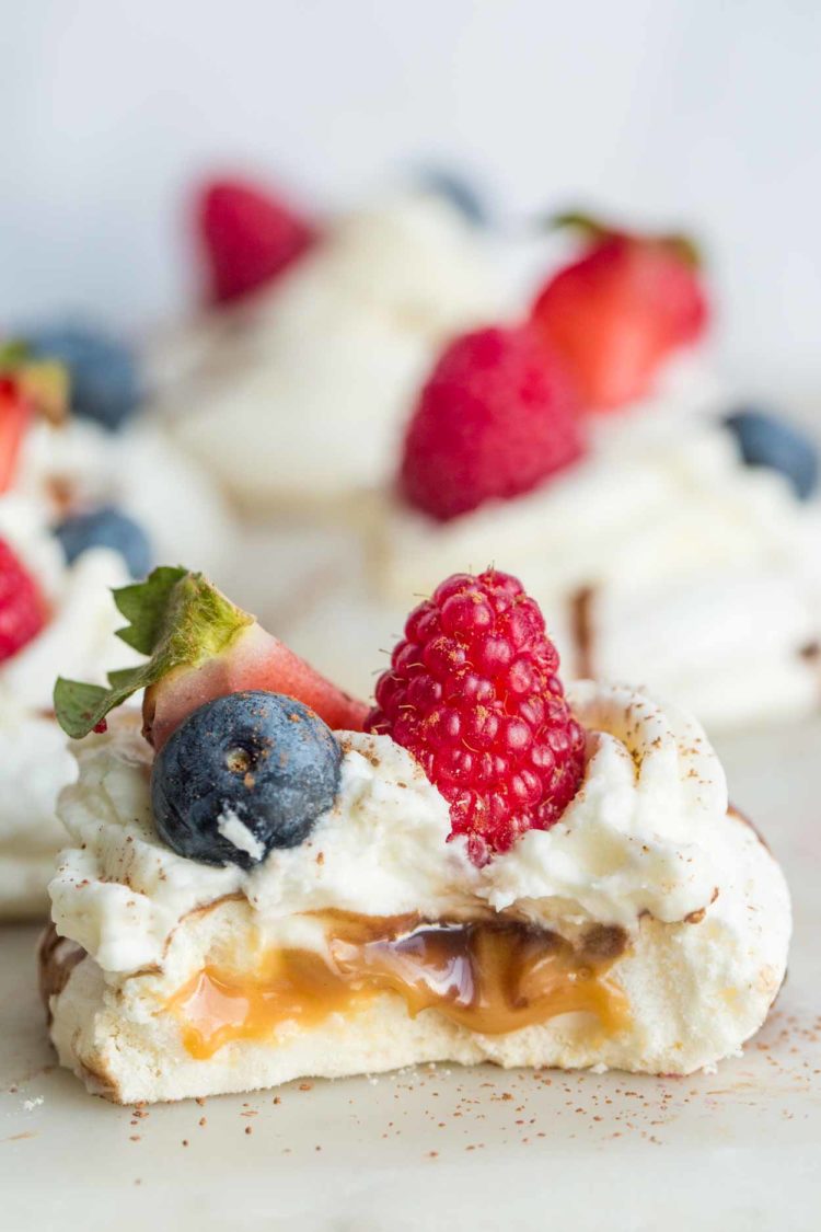 Mini sobremesas de merengue com chantilly e frutas frescas.