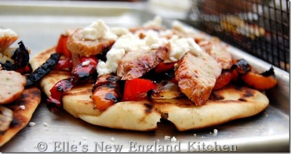 Chouriço e pimentos grelhados em Naan