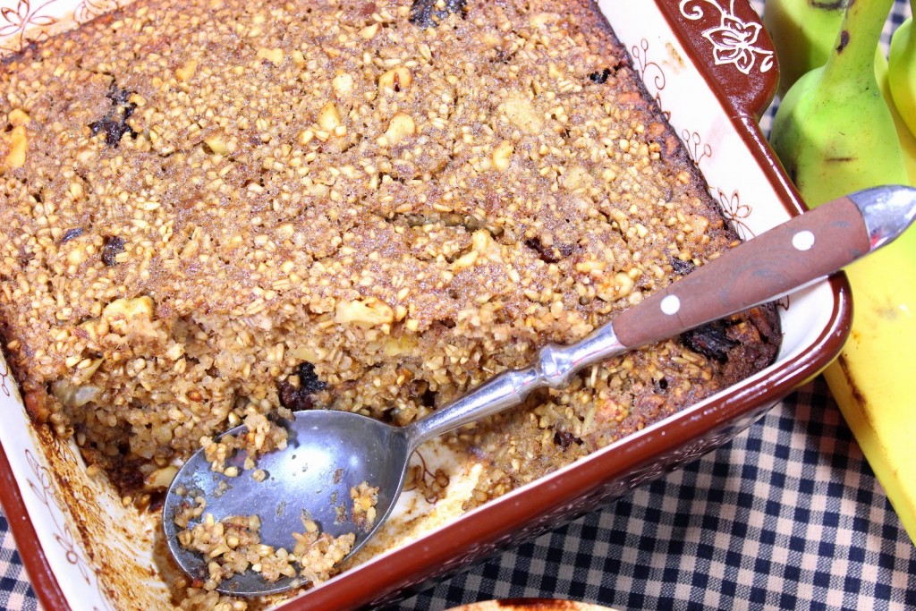 A imagem acima do aço cozido corta aveia em uma assadeira com uma colher.