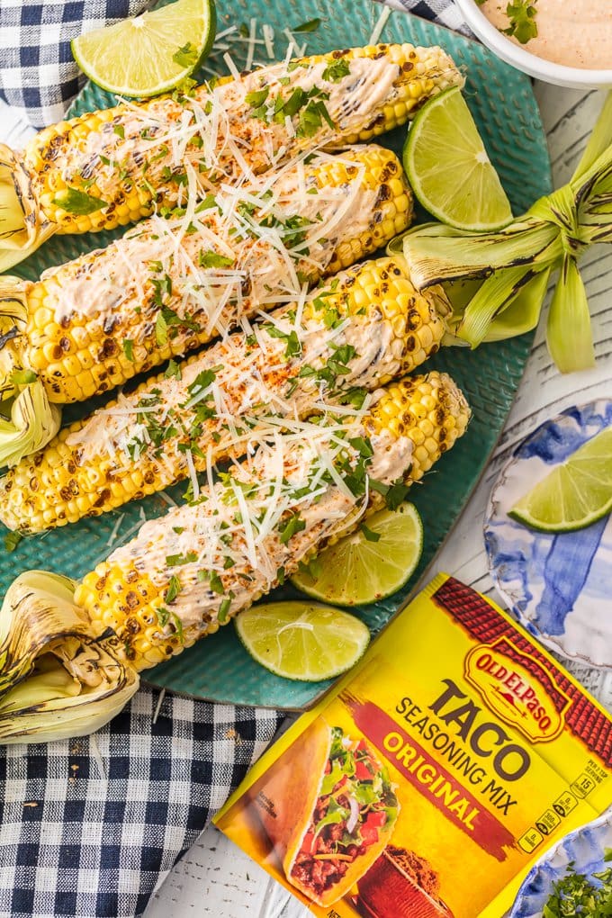 maíz en la mazorca mexicano con condimento para tacos