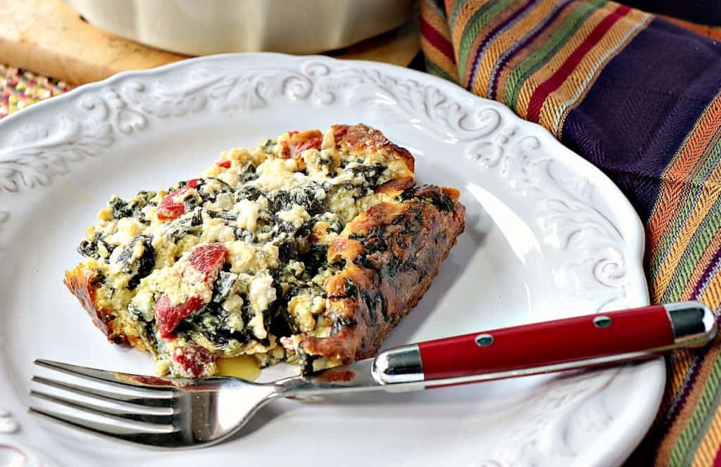 Caçarola de espinafre ceto com pimenta vermelha assada e creme de leite. - www.kudoskitchenbyreneecom