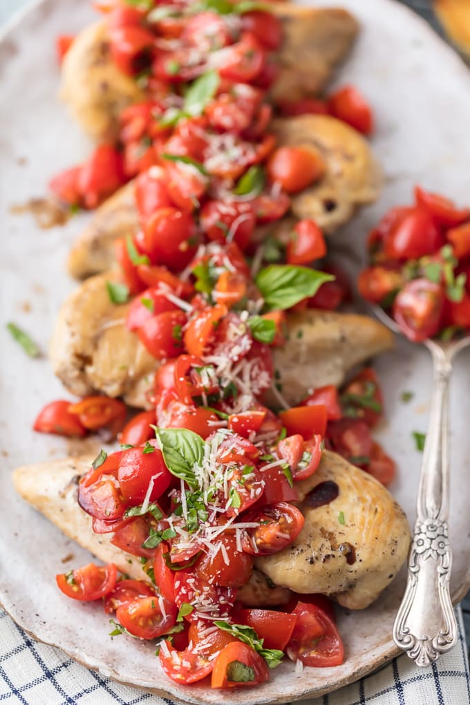 bruschetta de pollo en un plato