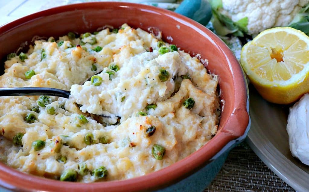 Caçarola de couve-flor, purê e queijo fácil com ervilhas - kudoskitchenbyrenee.com