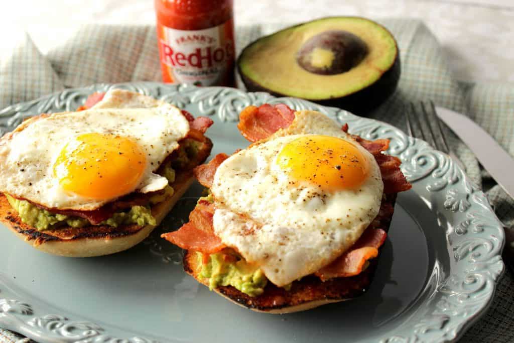 Sanduíche de café da manhã com torradas de abacate com bacon e ovo