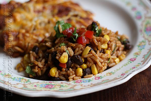 Arroz espanhol com feijão preto e milho @amandaformaro Amanda's Cookin '