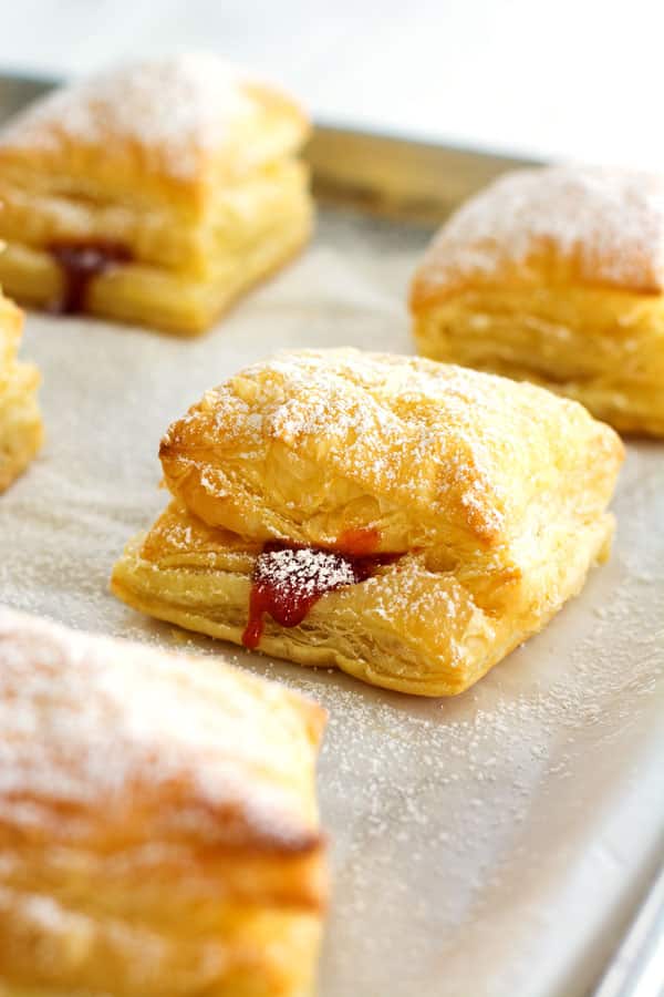 Doces de goiaba feitos com massa folhada e pasta de goiaba. Estes sopros de goiaba doce de Porto Rico parecem muito elegantes, mas são muito fáceis!
