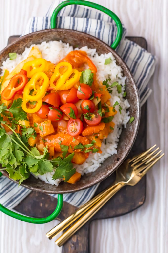 Toma cenital de vegetales al curry con tomates y cilantro