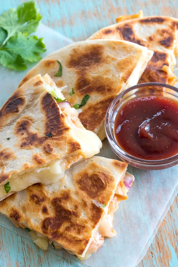 Quesadilla de frango para churrasco com molho barbecue extra para mergulhar!
