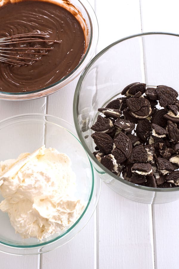 Trufa de lasanha de chocolate - sem sobremesas de pudim assadas com Oreos e cream cheese!