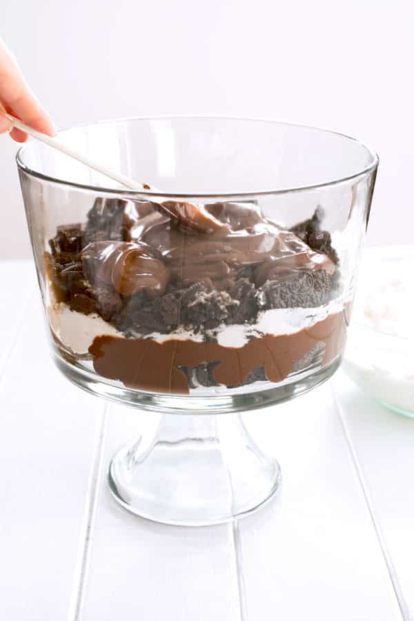 Trufa de lasanha de chocolate - sem sobremesas de pudim assadas com Oreos e cream cheese!