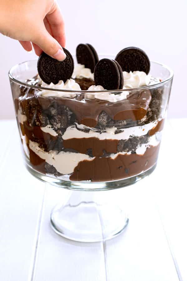 Trufa de lasanha de chocolate - sem sobremesas de pudim assadas com Oreos e cream cheese!