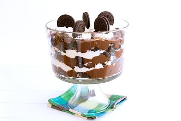 Trufa de lasanha de chocolate - sem sobremesas de pudim assadas com Oreos e cream cheese!