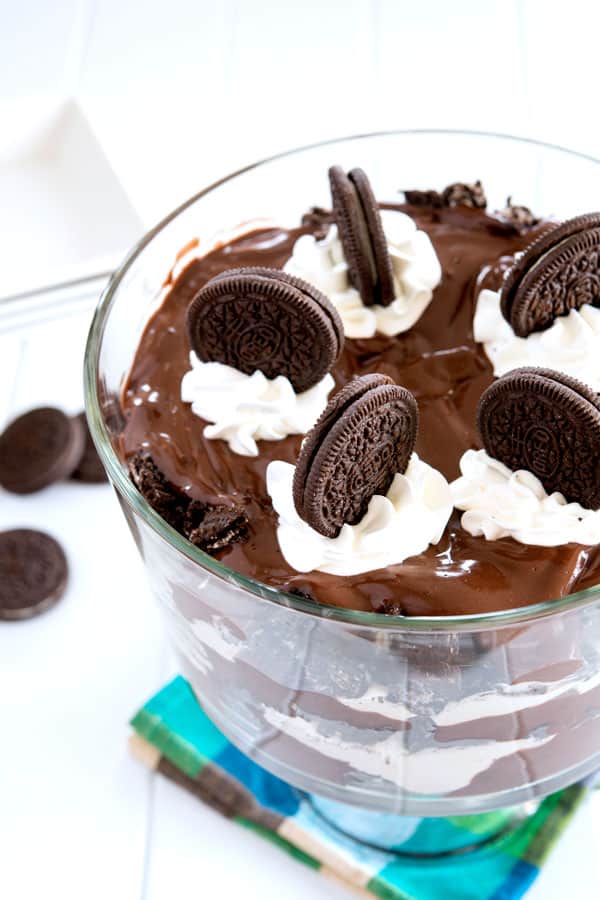 Trufa de lasanha de chocolate - sem sobremesas de pudim assadas com Oreos e cream cheese!