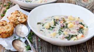 Sopa de presunto cozido lentamente com batatas e couve