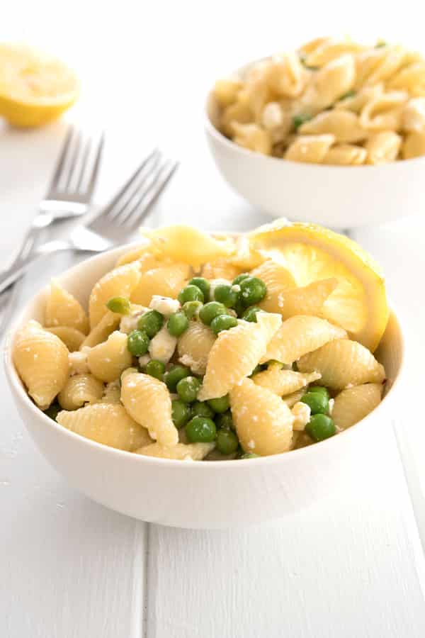 Receita de macarrão de limão com ervilhas e queijo feta - o molho de alho e limão é delicioso!