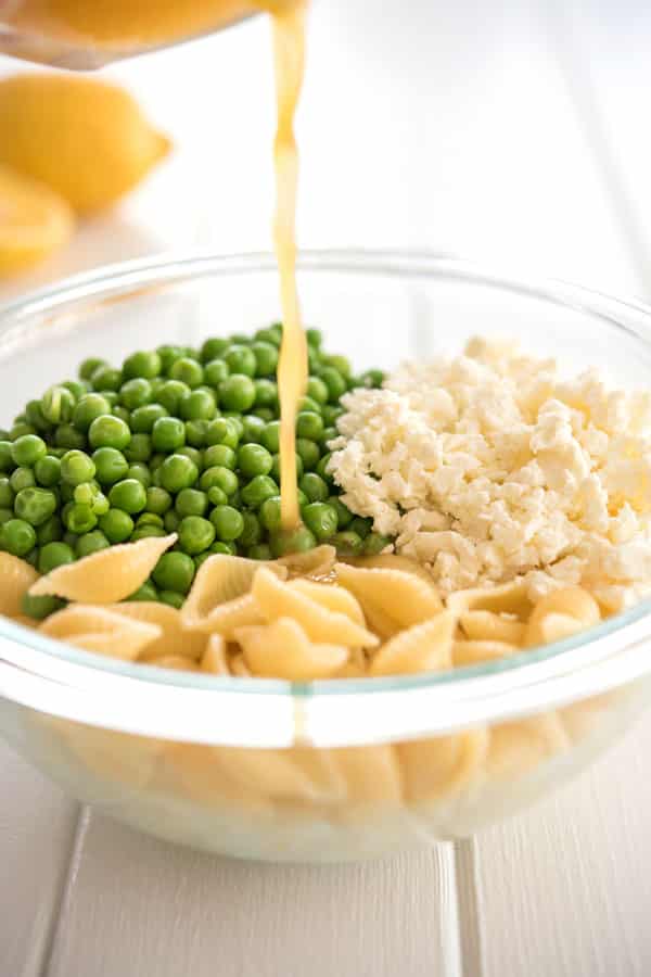 Receita de macarrão de limão com ervilhas e queijo feta - o molho de alho e limão é delicioso!