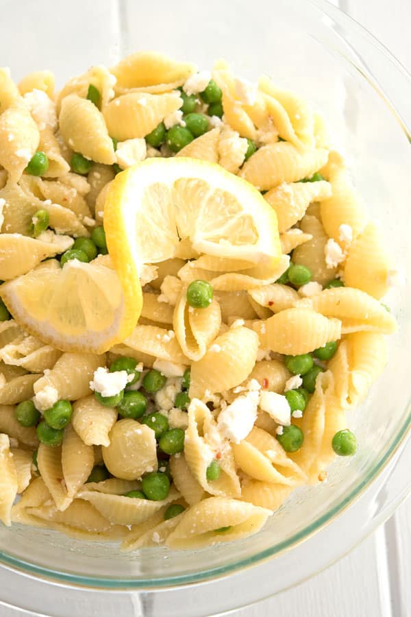 Receita de macarrão de limão com ervilhas e queijo feta - o molho de alho e limão é delicioso!