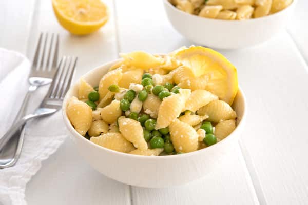 Receita de macarrão com limão e ervilhas e queijo feta - molho de alho e limão é delicioso!