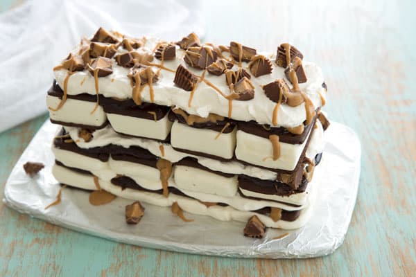 Receita de bolo de sanduíche de sorvete de manteiga de amendoim com Reese e Fudge