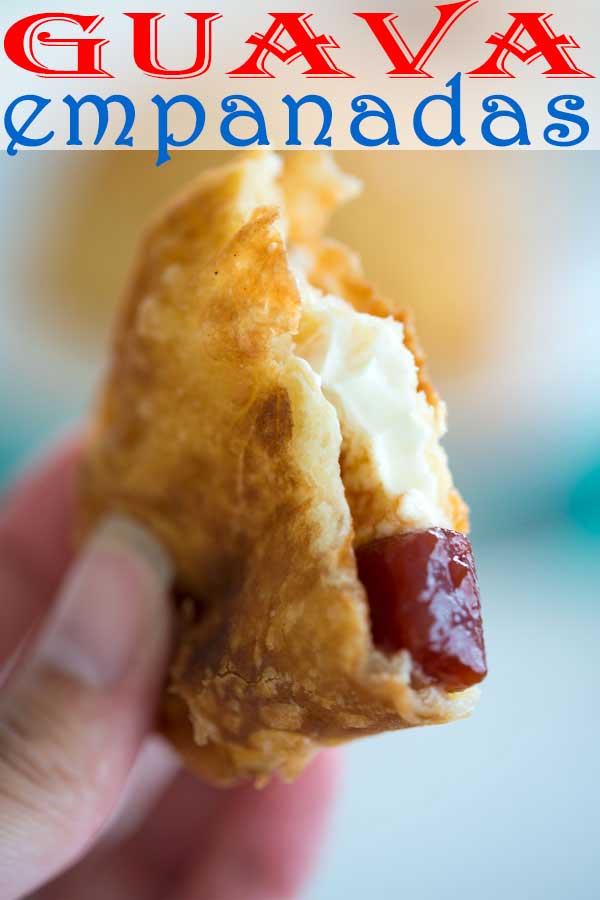 Empanadas de goiaba fritas com cream cheese. Todo mundo vai adorar esses bolos de sobremesa! #puertoricanfood