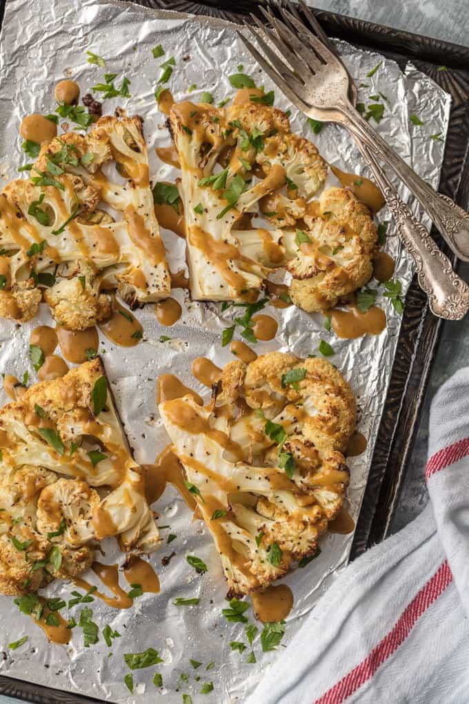 Filetes de coliflor cubiertos con salsa de maní tailandesa
