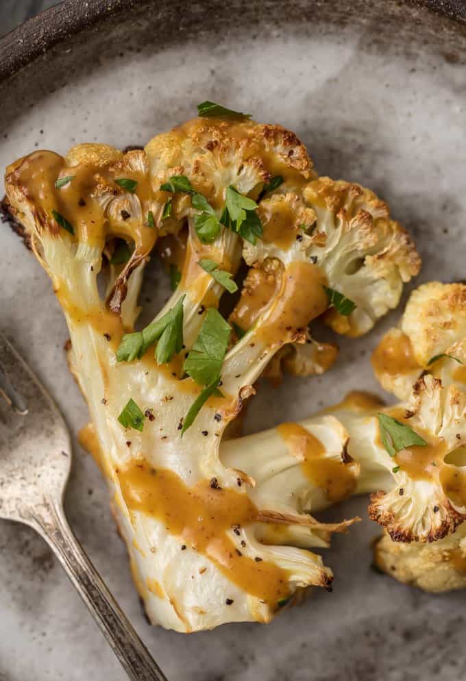 Cerca de un filete de coliflor asado