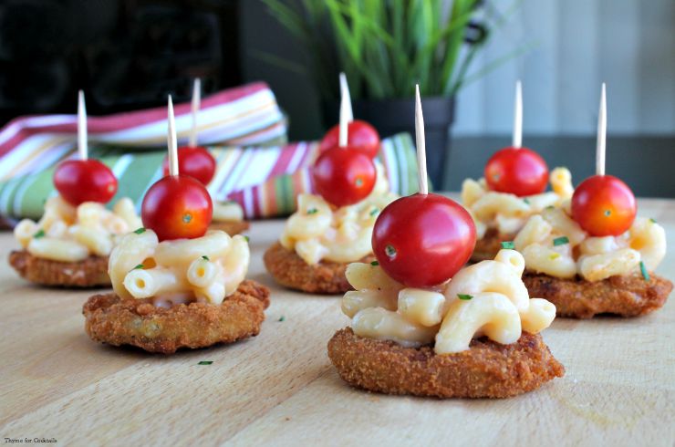 Esta receita definitiva de picles fritos é o aperitivo dos seus sonhos: picles fritos com macarrão e queijo cremosos de 5 ingredientes e um suculento tomate cereja.