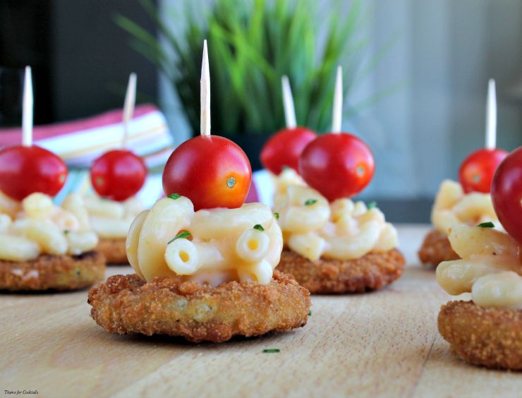 Esta receita definitiva de picles fritos é o aperitivo dos seus sonhos: picles fritos com macarrão e queijo cremosos de 5 ingredientes e um suculento tomate cereja.
